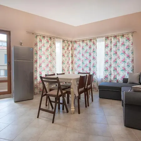 Apartment Azure Pretty Location Near Sea Garden